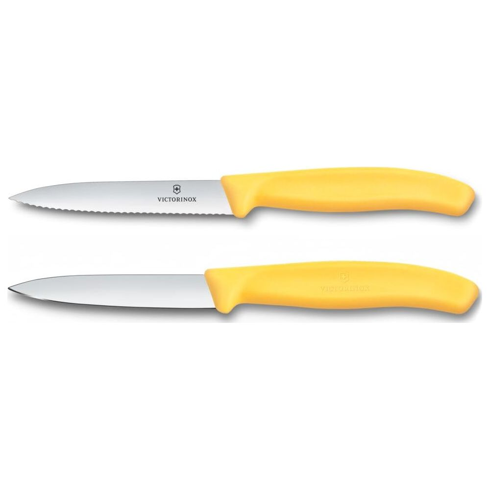 Zwei Victorinox-Messer mit gelben Griffen, eines gezahnt, eines glatt.