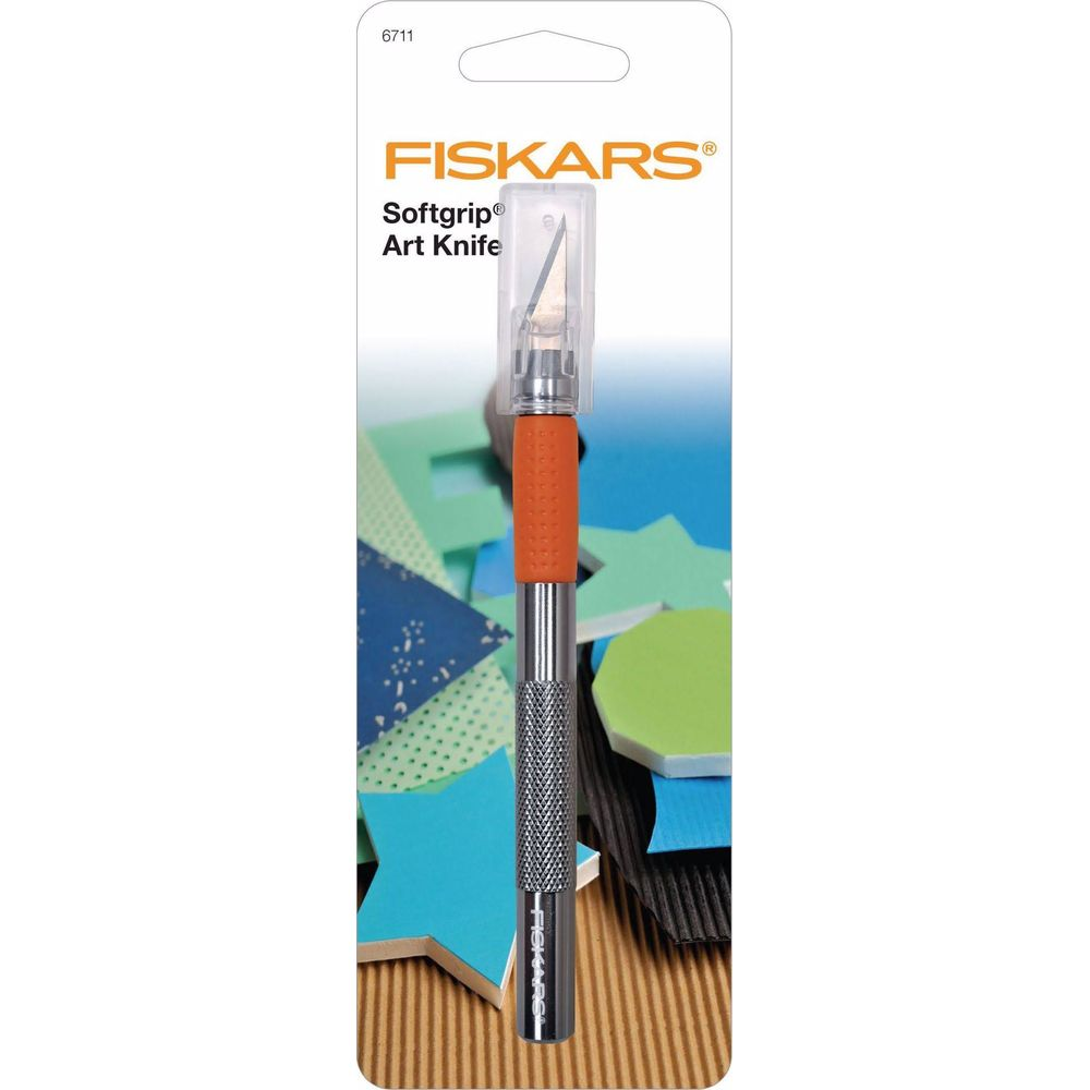 Fiskars Softgrip Art Knife mit orangefarbenem Griff und silbernem Schaft, auf Bastelmaterialien.