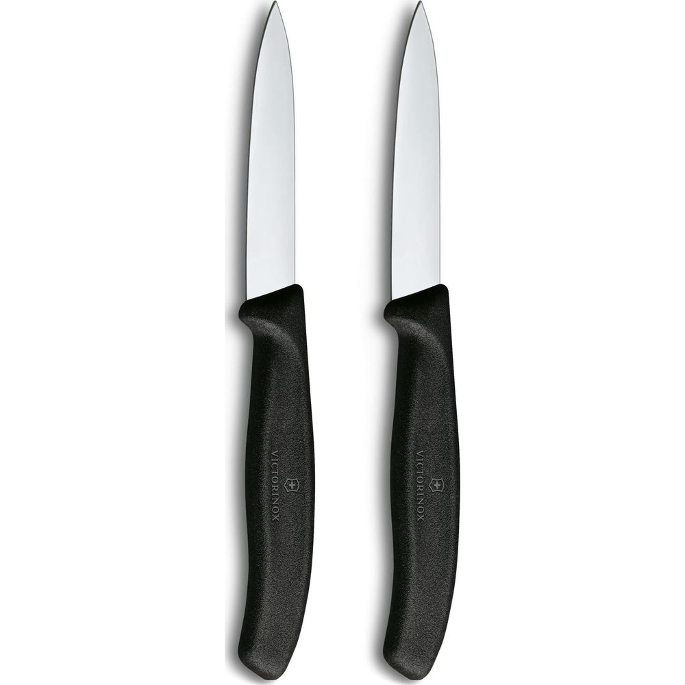 Zwei Victorinox-Messer mit schwarzen Griffen und polierten Klingen stehen nebeneinander.