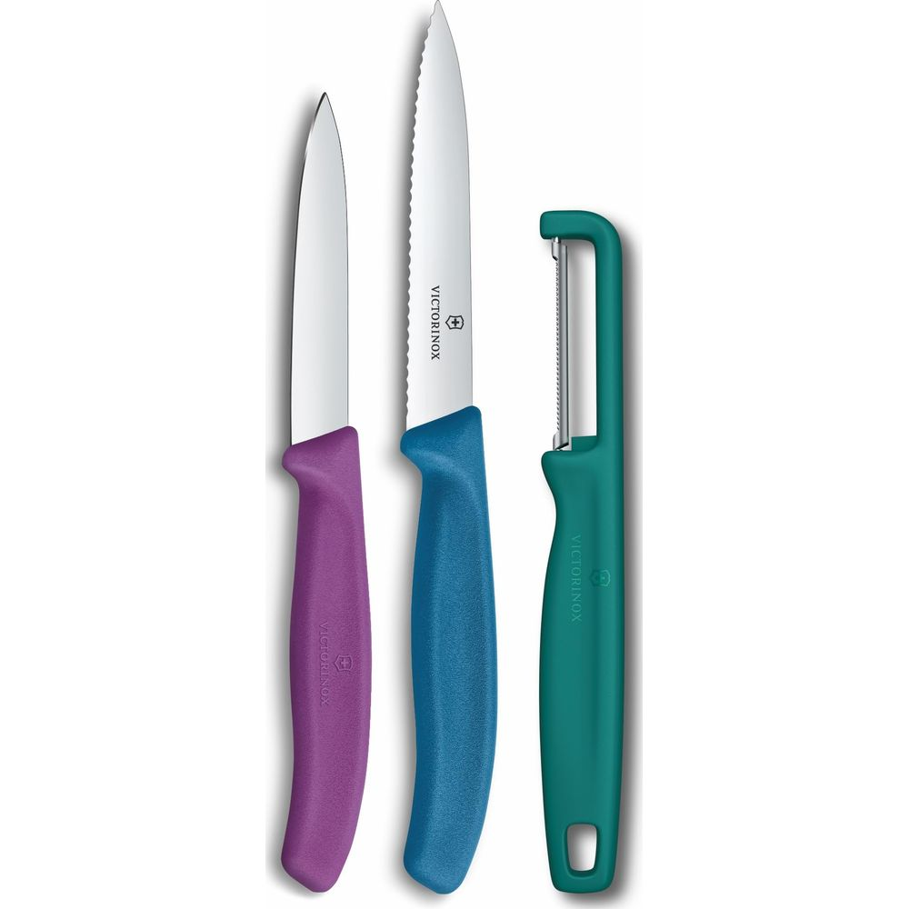 Ein lila, ein blauer und ein grüner Victorinox Schäler/Messer auf weißem Grund.