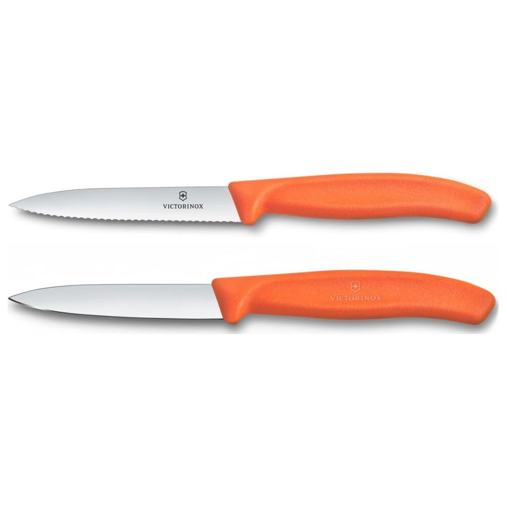 Zwei Victorinox-Messer mit orangen Griffen, eines mit Wellenschliff.