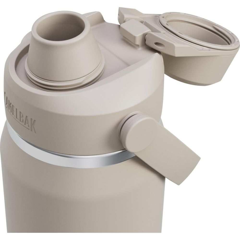 Beige Camelbak-Flasche mit offenem Deckel und Trinkstutzen.