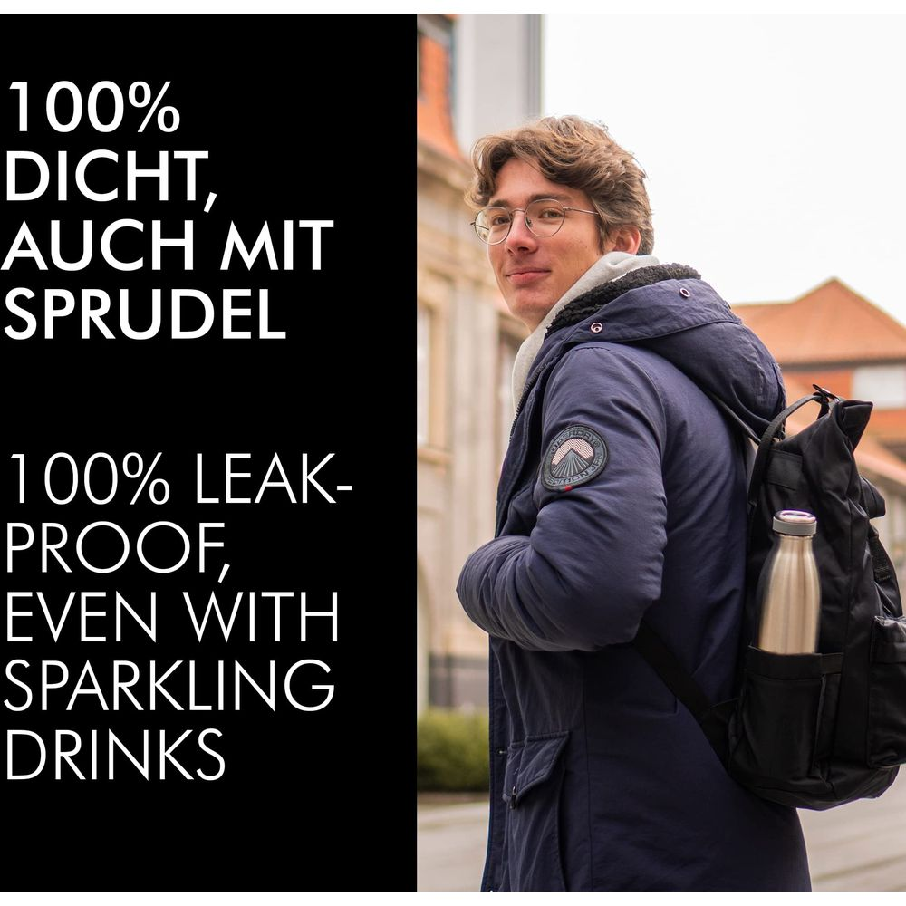 Mann mit Rucksack und Edelstahlflasche, 100% dicht.