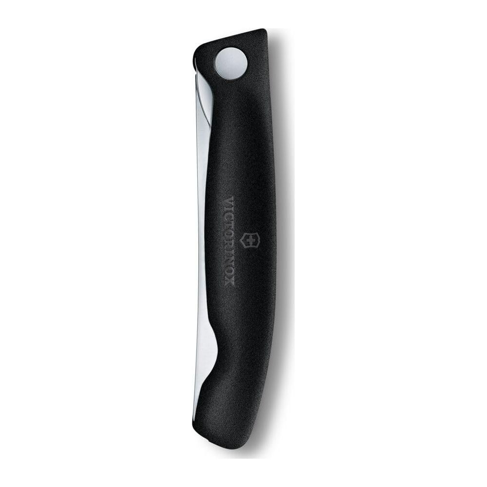 Gümüş sap detayı ve Victorinox logosu bulunan kapalı siyah çakı.