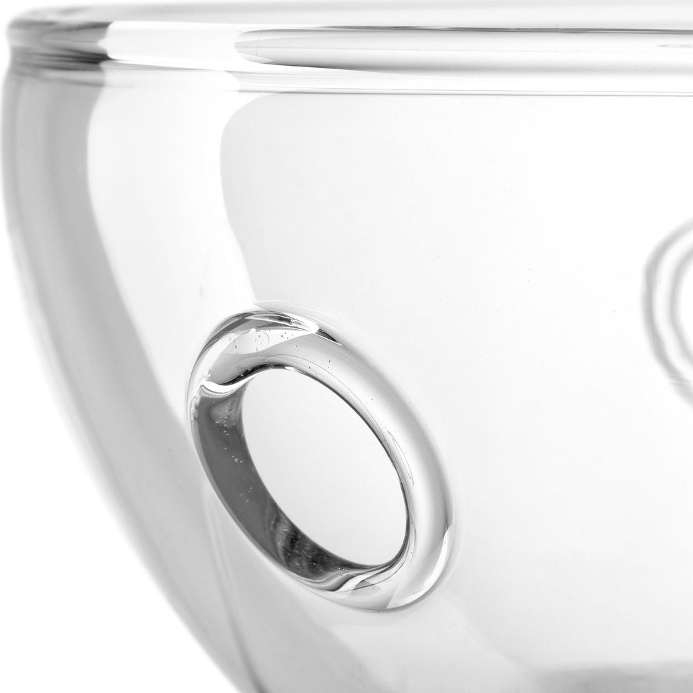 Nahaufnahme einer transparenten Glasschale mit einem Griff.