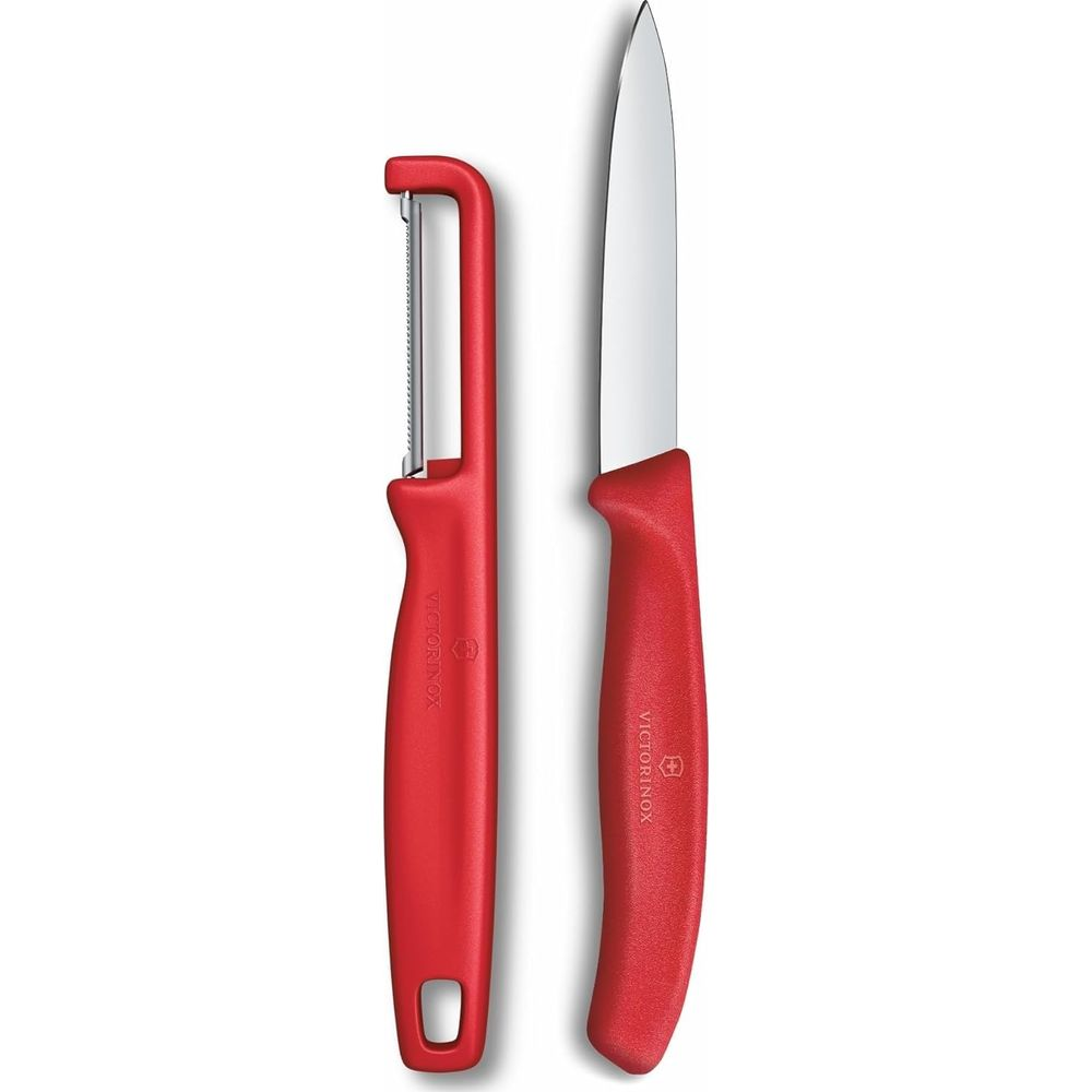 Ein roter Sparschäler und ein rotes Messer liegen nebeneinander auf weißem Hintergrund.