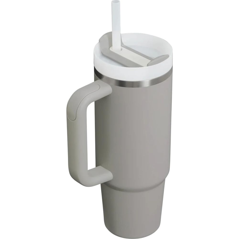 Grauer Becher mit Griff und weißem Strohhalm und Deckel.
