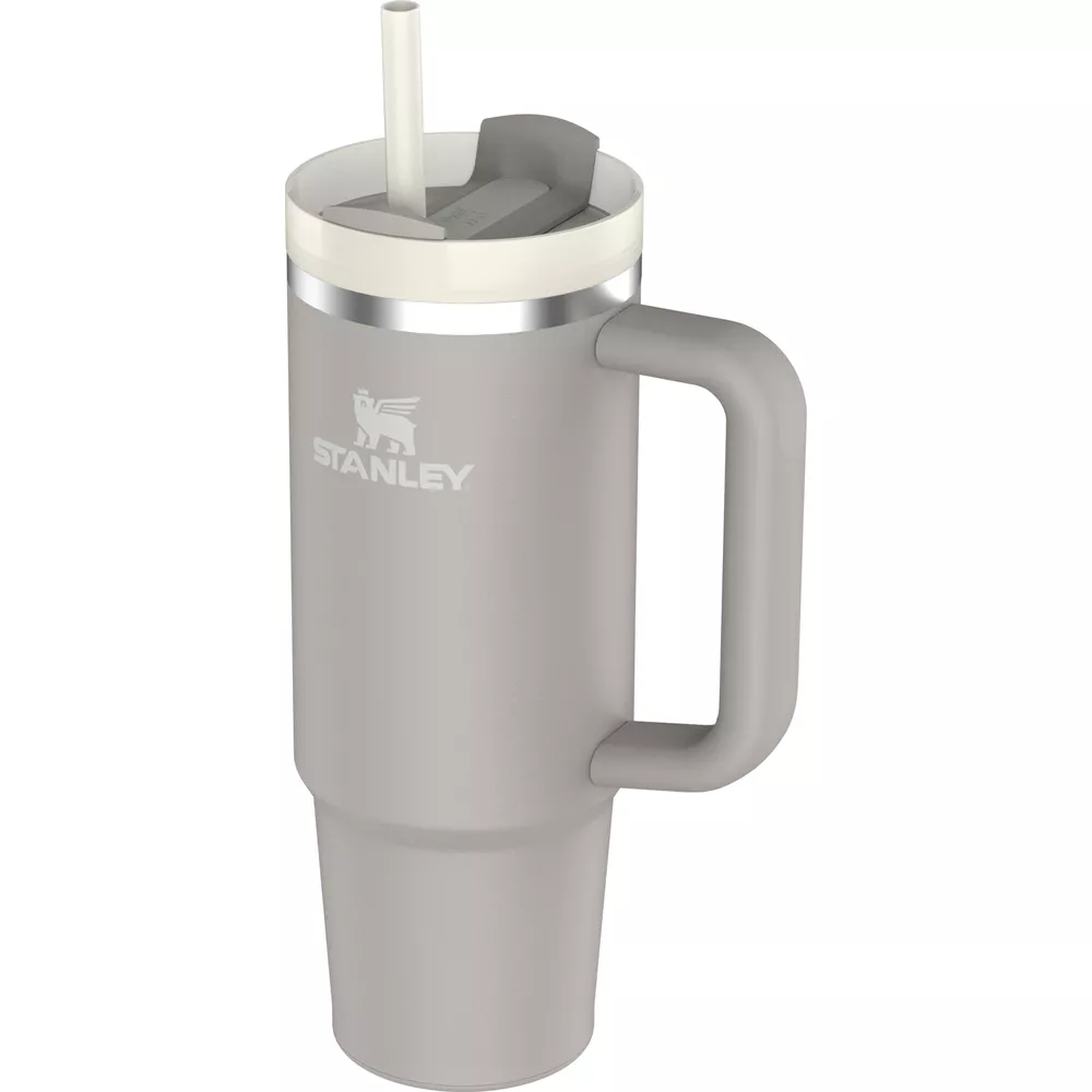 Grauer Stanley Becher mit Griff und Strohhalm, Logo vorne.