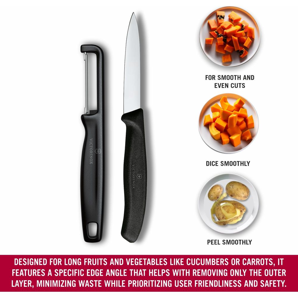 Ein schwarzer Sparschäler und ein Messer liegen neben Tellern mit geschnittenem Obst und Gemüse.