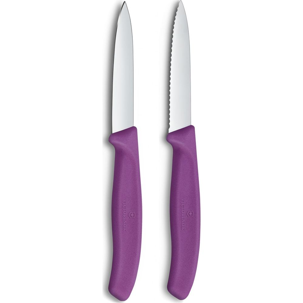 Deux couteaux Victorinox violets, un à lame lisse, un dentelé.