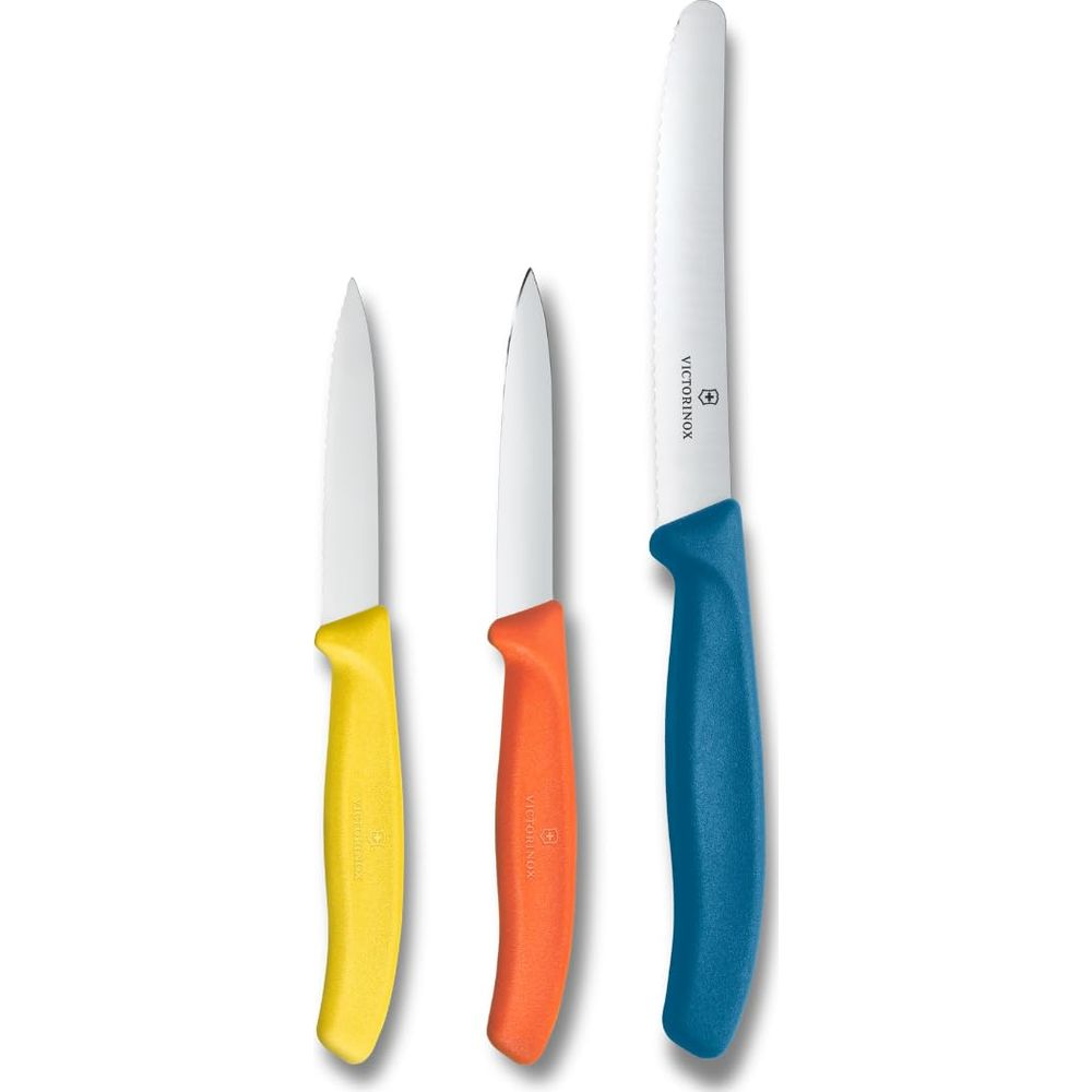 Trois couteaux Victorinox avec manches jaune, orange et bleu.