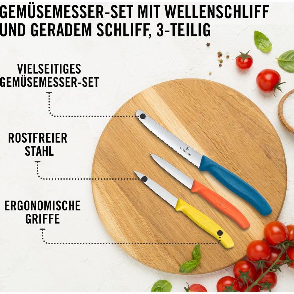 Trois couteaux à légumes à lame ondulée et droite sur planche en bois, avec tomates.