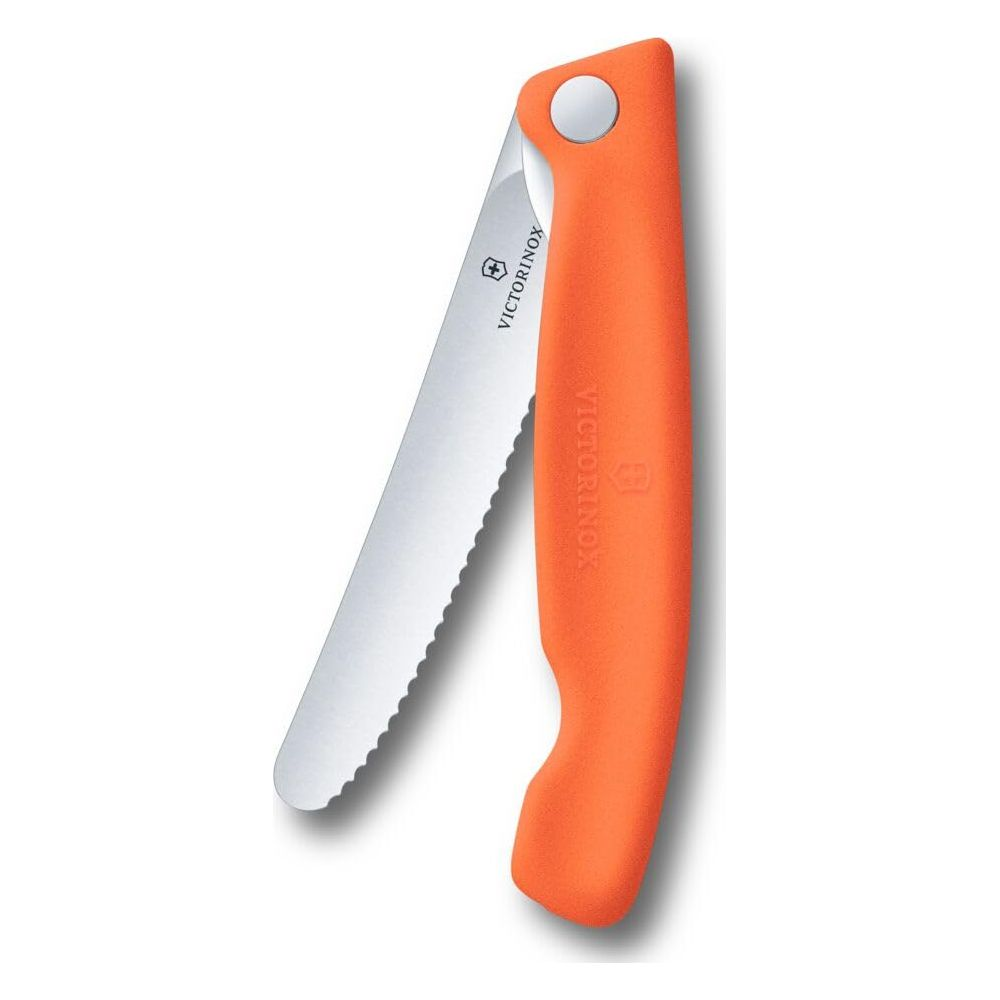 Ein orangefarbenes Victorinox-Messer mit gezackter Klinge auf weißem Hintergrund.