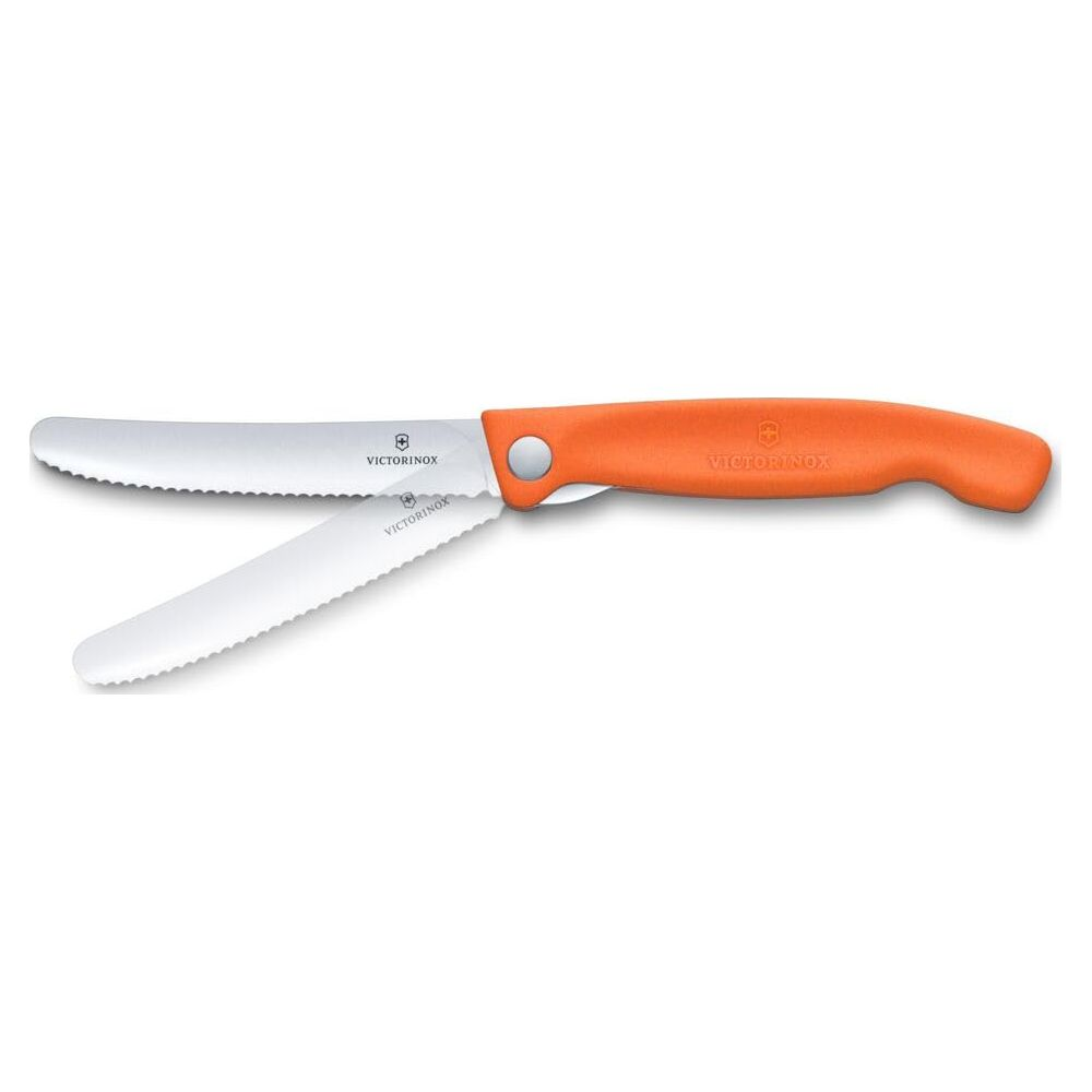 Ein orangefarbenes Victorinox-Messer mit zwei gezackten Klingen, die leicht geöffnet sind.