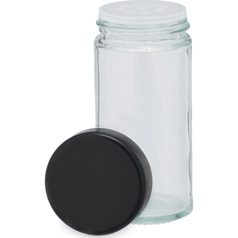 Ein leeres Gewürzglas aus Glas mit einem schwarzen Deckel daneben und einem weißen Siebdeckel.