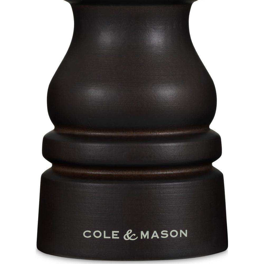 Dunkelbraune Pfeffermühle mit gerilltem Design und Cole & Mason Schriftzug.