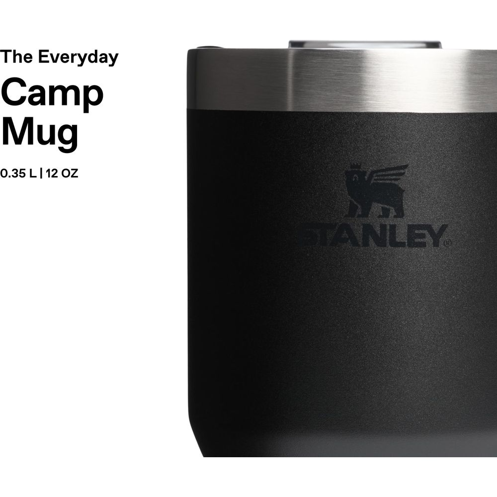 Eine schwarze Stanley Camp Tasse mit silbernem Rand. Das Logo ist sichtbar.