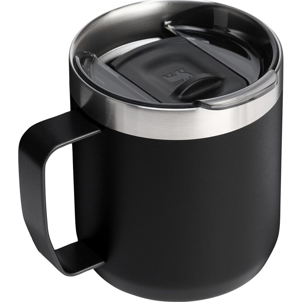 Schwarzer Thermobecher mit silbernem Rand und schwarzem Griff.