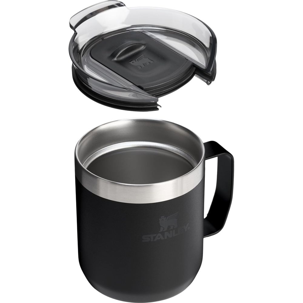 Schwarze Stanley-Tasse mit silbernem Rand und durchsichtigem Deckel daneben.