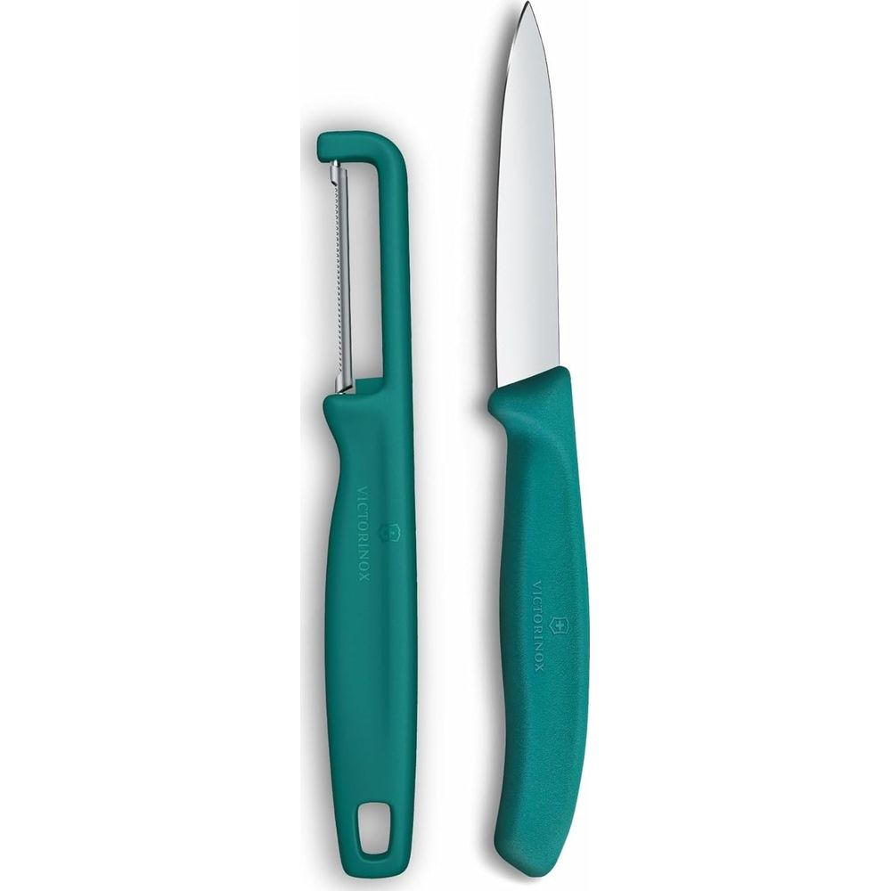 Ein grüner Sparschäler und ein Küchenmesser mit silberner Klinge.