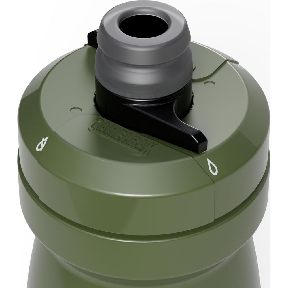 Grüne CamelBak-Flasche mit schwarzem Mundstück und Griff.