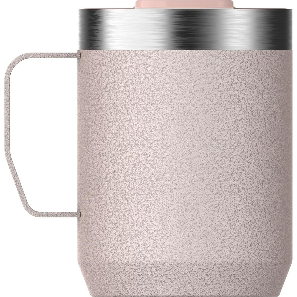 Eine hellrosa Tasse mit Hammerschlag-Finish und silbernem Rand.