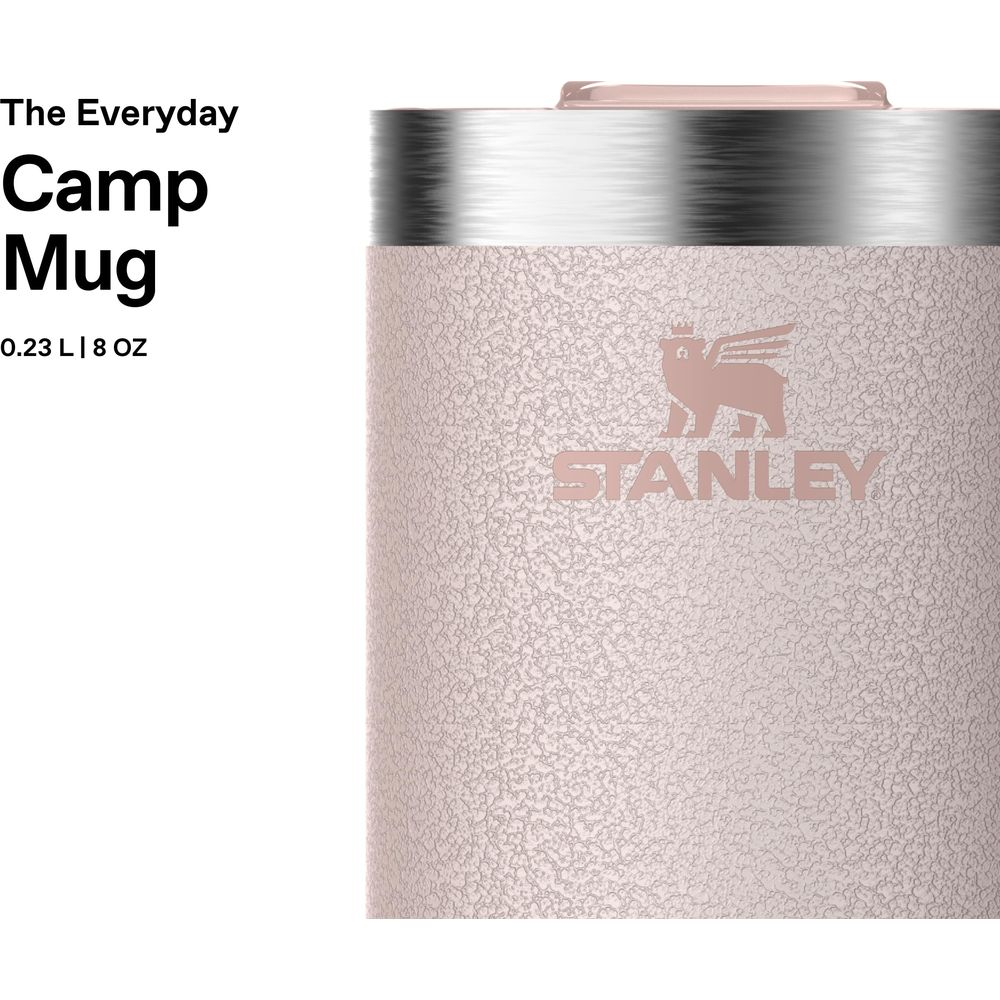 Ein heller rosa Stanley-Becher mit silbernem Rand und Logo.