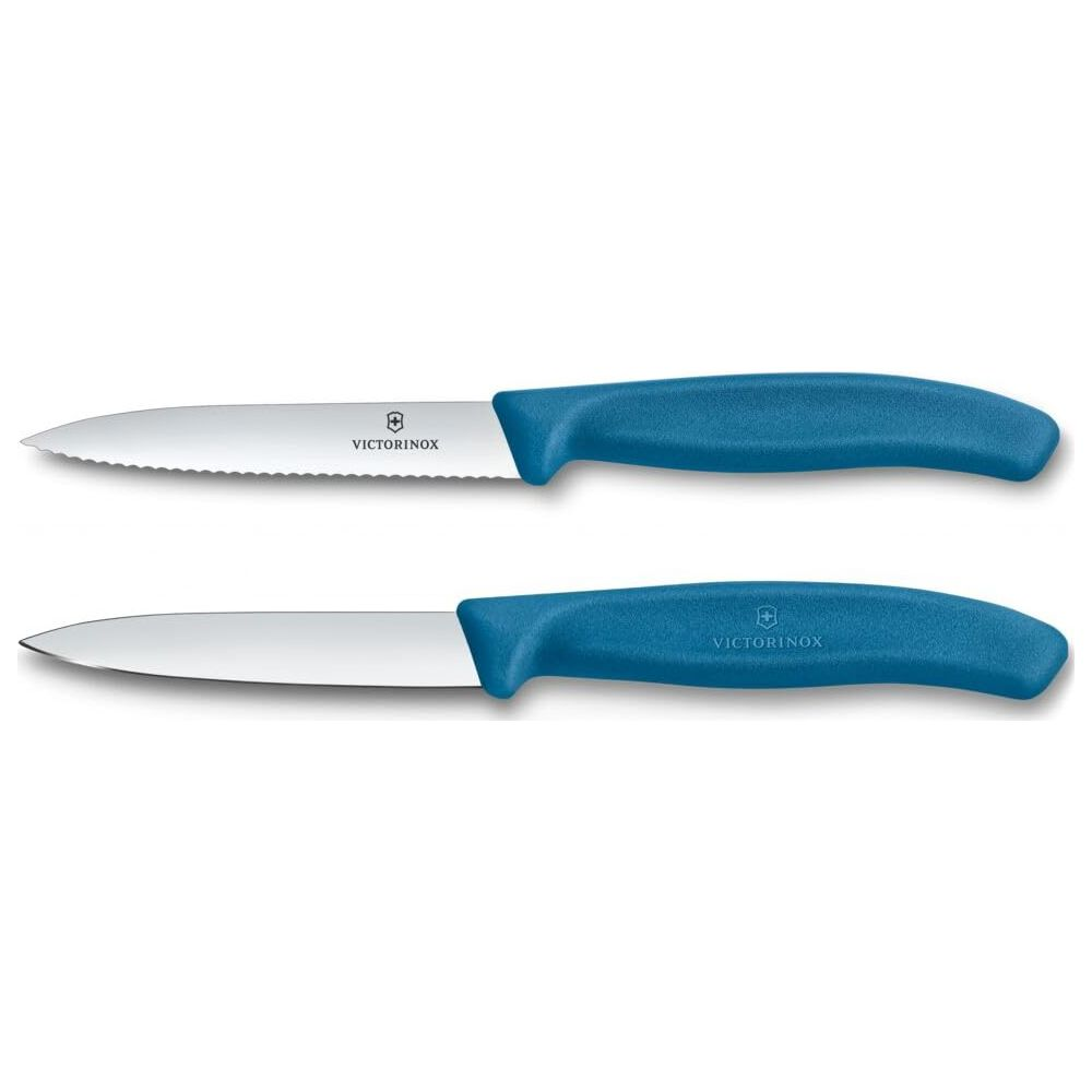 Deux couteaux Victorinox à manches bleus, une lame dentelée, une lisse.