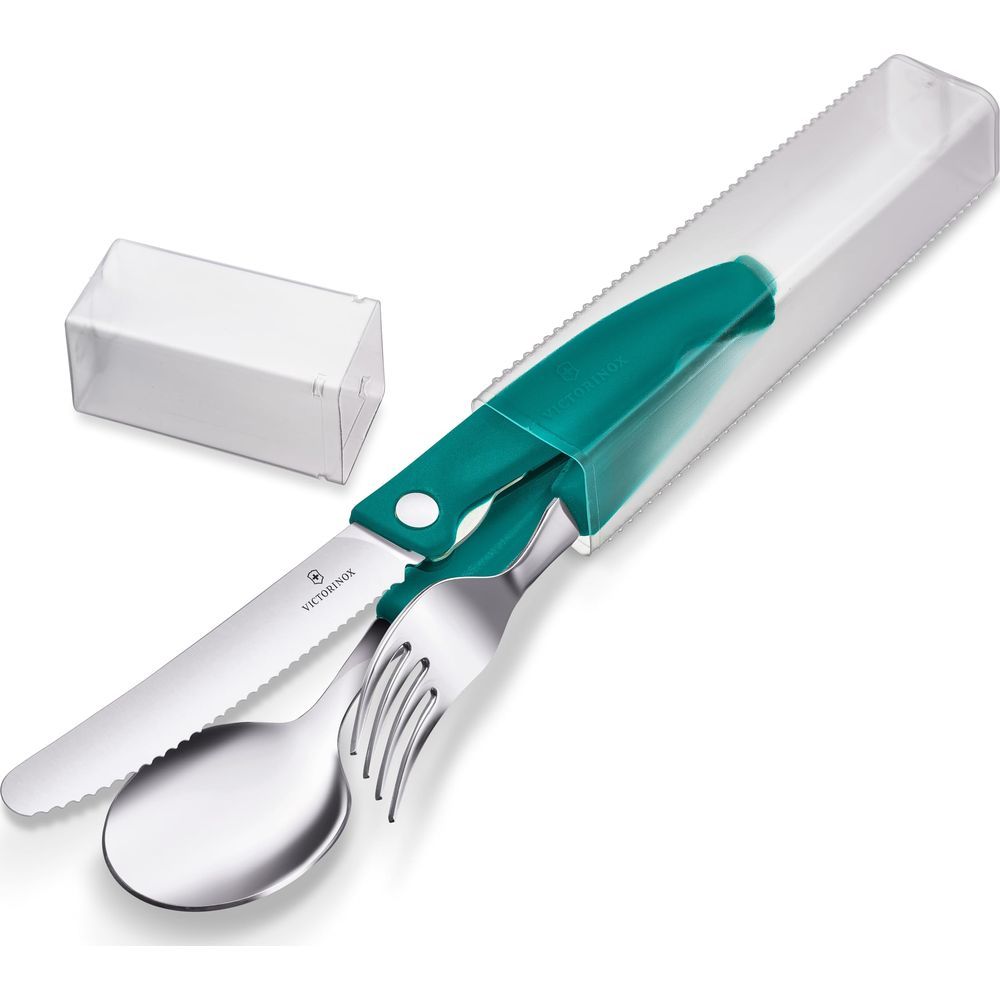 Ein türkisfarbenes Victorinox-Besteckset mit Messer, Gabel und Löffel in einer transparenten Hülle.