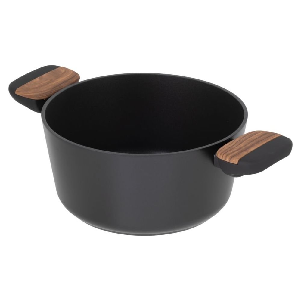 Casserole noire avec poignées en bois sur fond blanc.