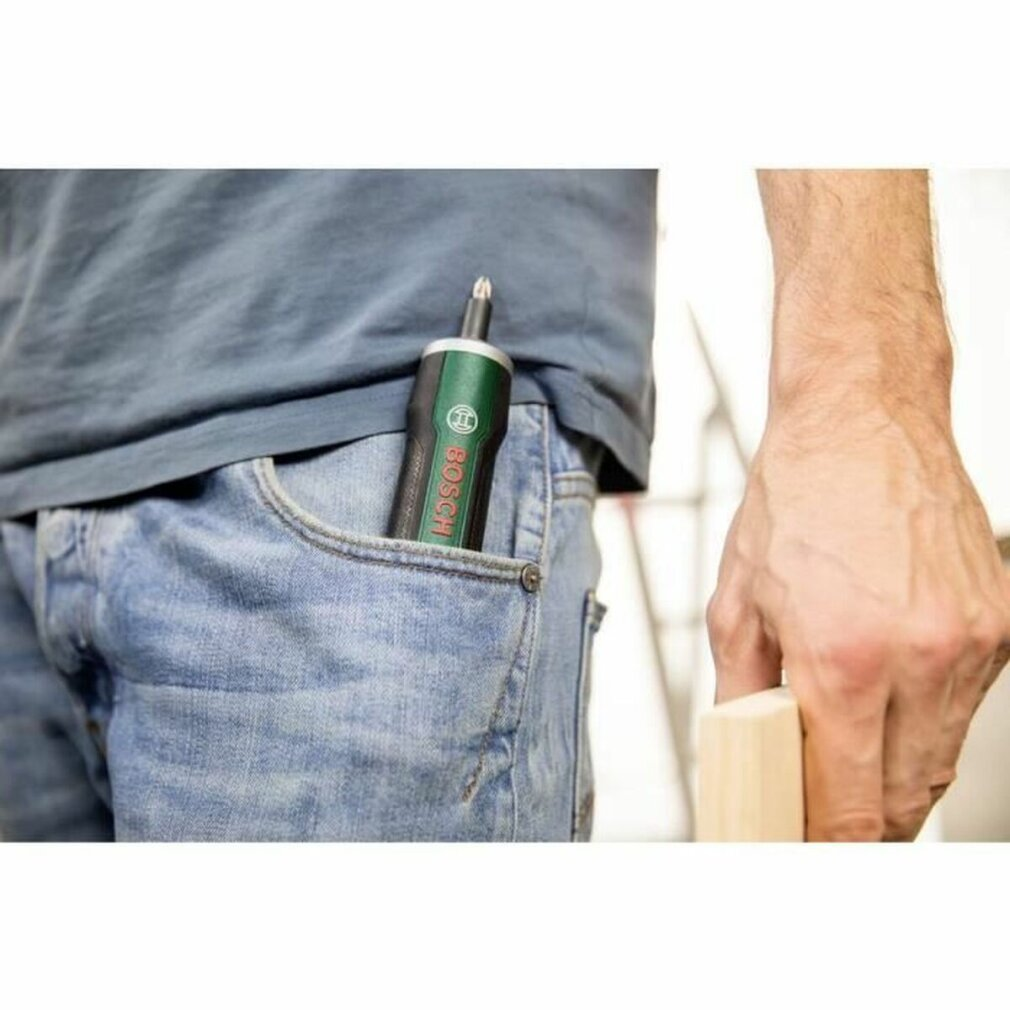 W kieszeni dżinsów mężczyzny znajduje się śrubokręt z logo Bosch.