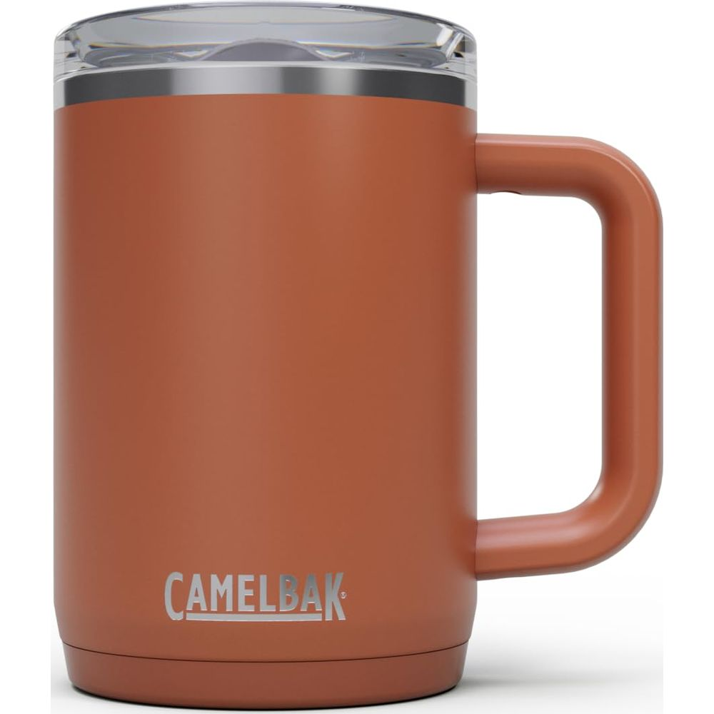 Braune Camelbak-Tasse mit Griff und transparentem Deckel. Silbernes Logo unten.