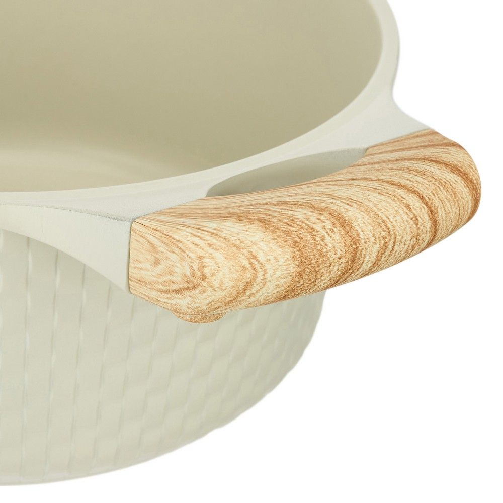 Une cocotte de couleur claire avec un manche à grain de bois. L'extérieur est texturé.
