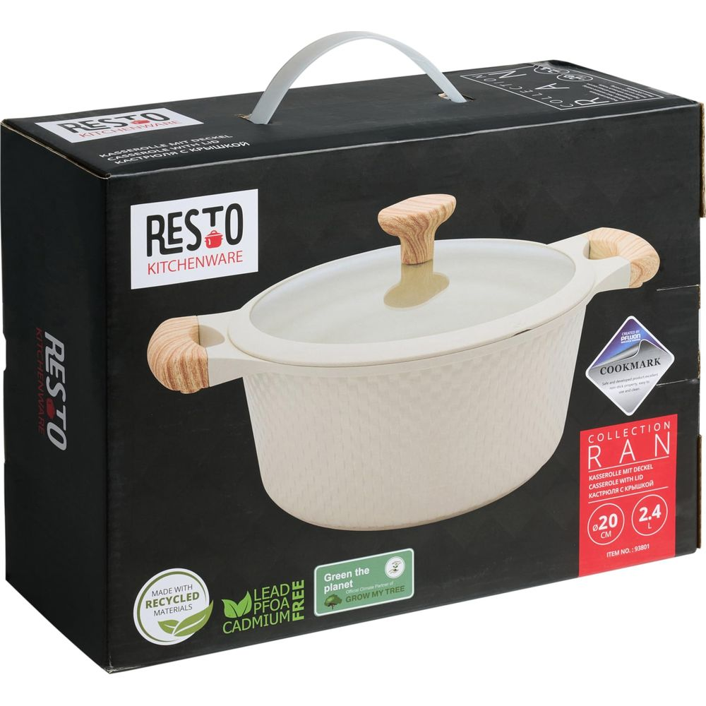 Casserole blanche avec poignées en bois et couvercle en verre sur emballage noir.