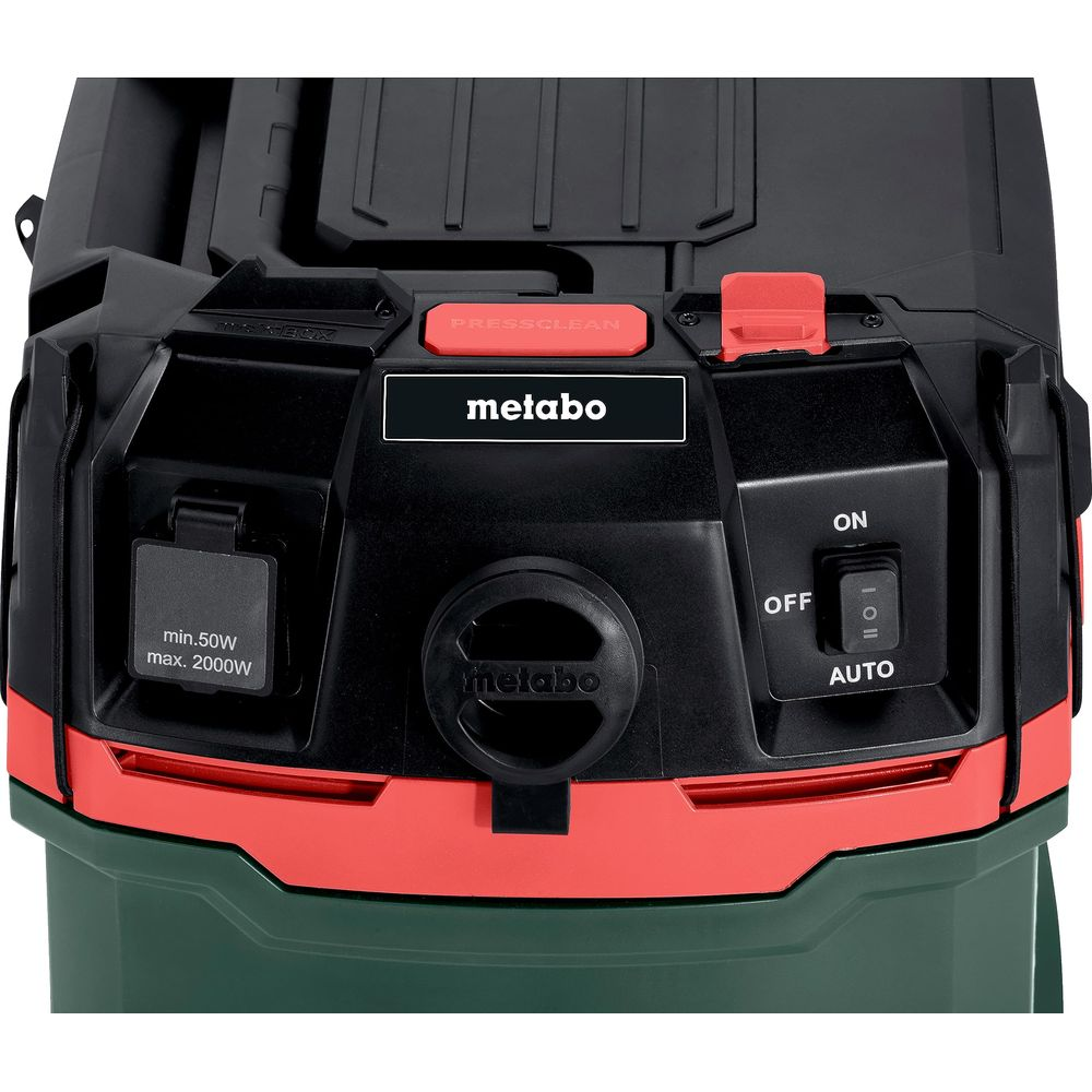 Detailansicht eines schwarzen Metabo Staubsaugers mit roten Akzenten und Bedienelementen.