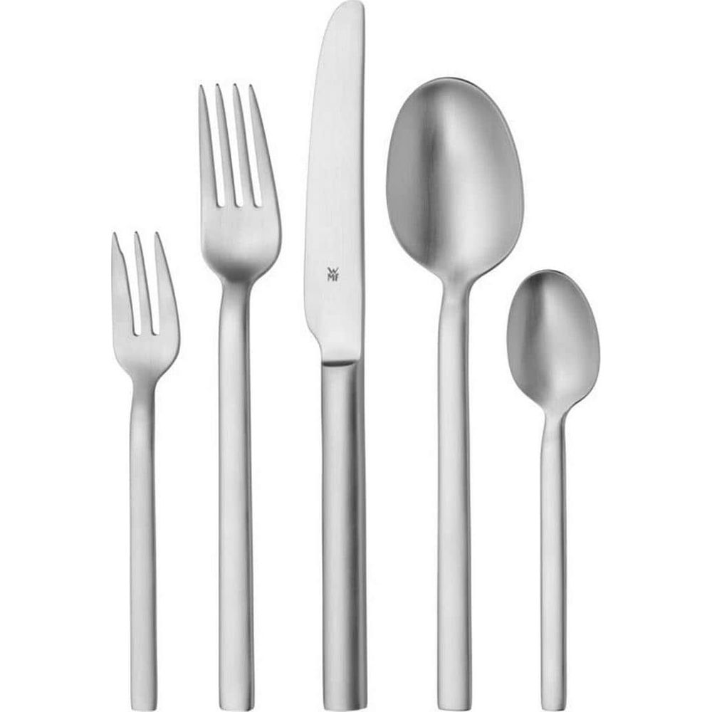 Un set di cinque posate argentate, due forchette, un coltello e due cucchiai.