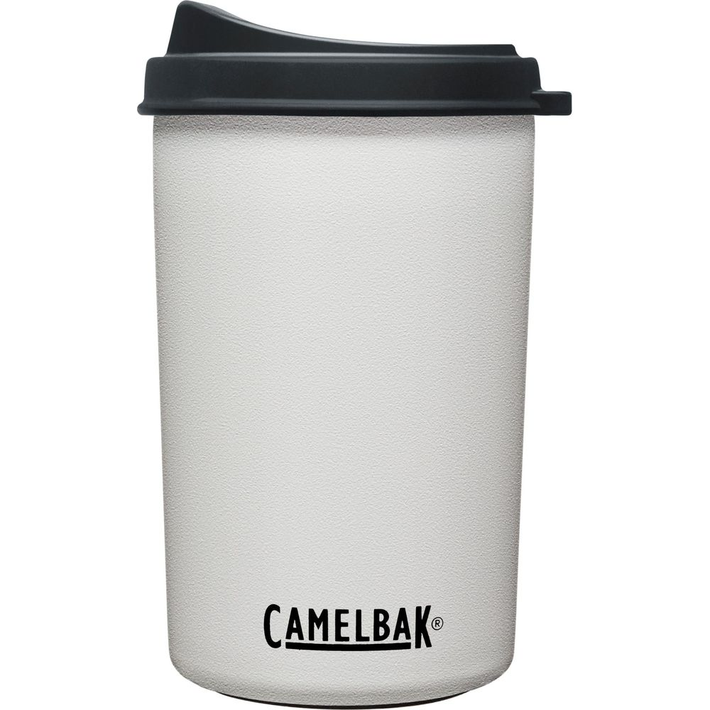 Weiße Becher mit schwarzem Deckel und Camelbak-Logo.