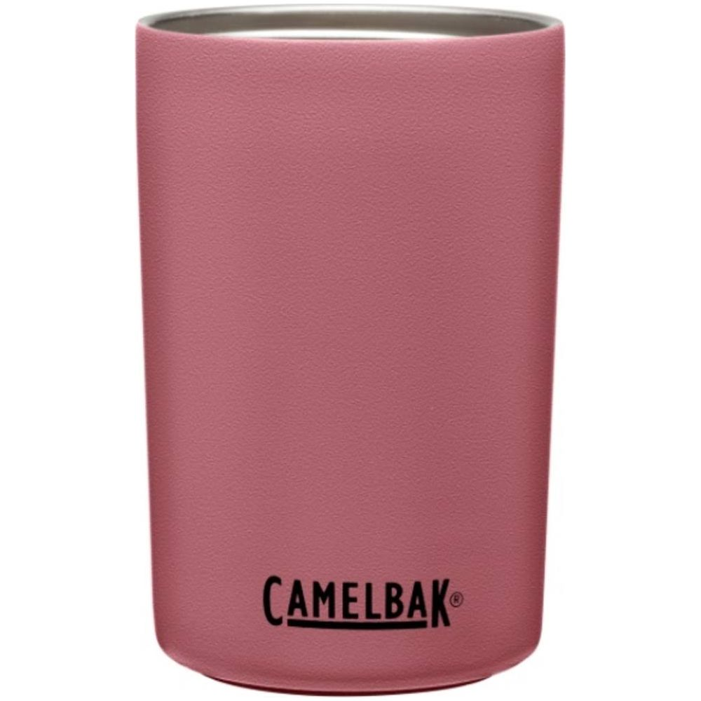 Eine rosafarbene Camelbak-Tasse mit silbernem Rand und Textur.