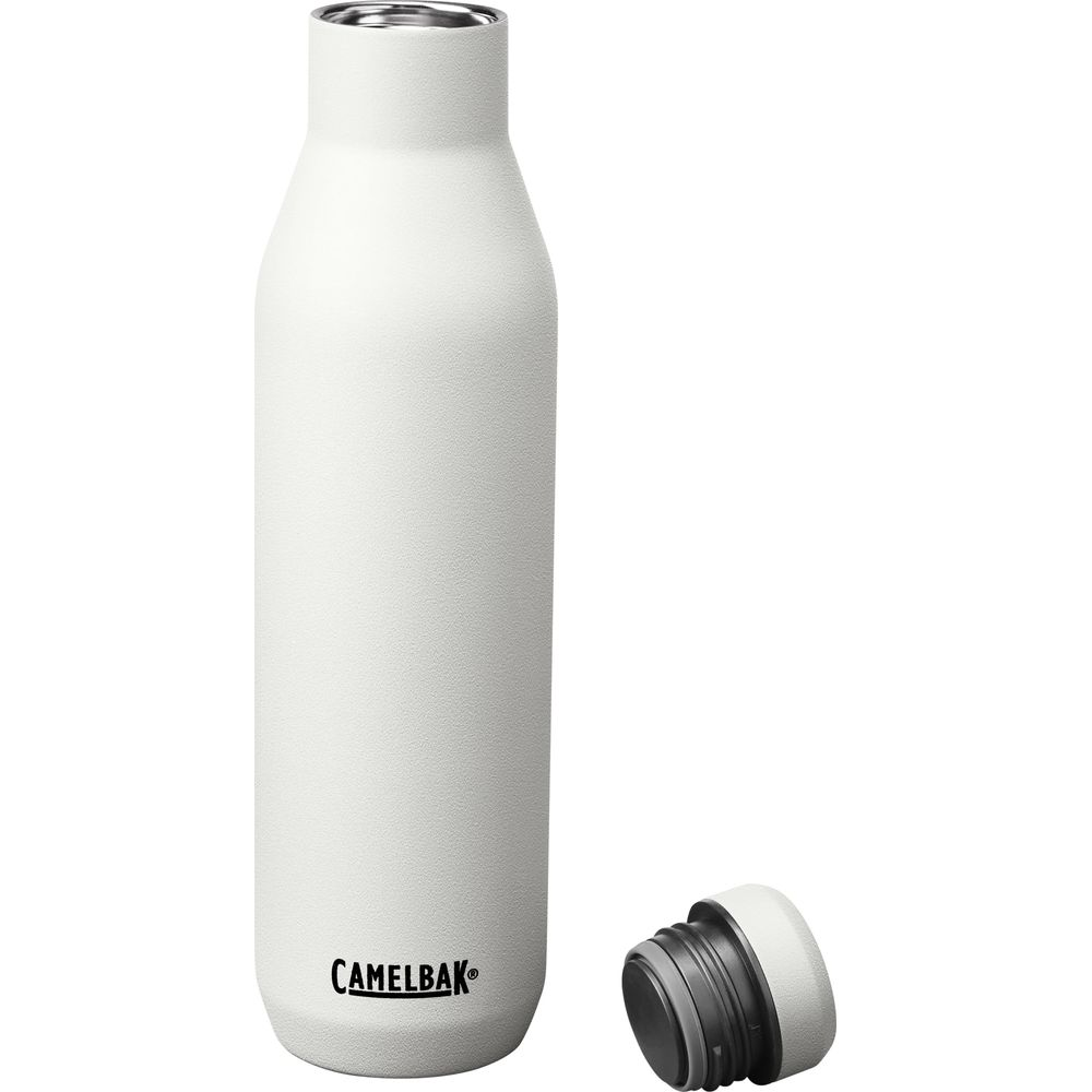 Weiße Camelbak-Flasche mit silbernem Verschluss daneben.