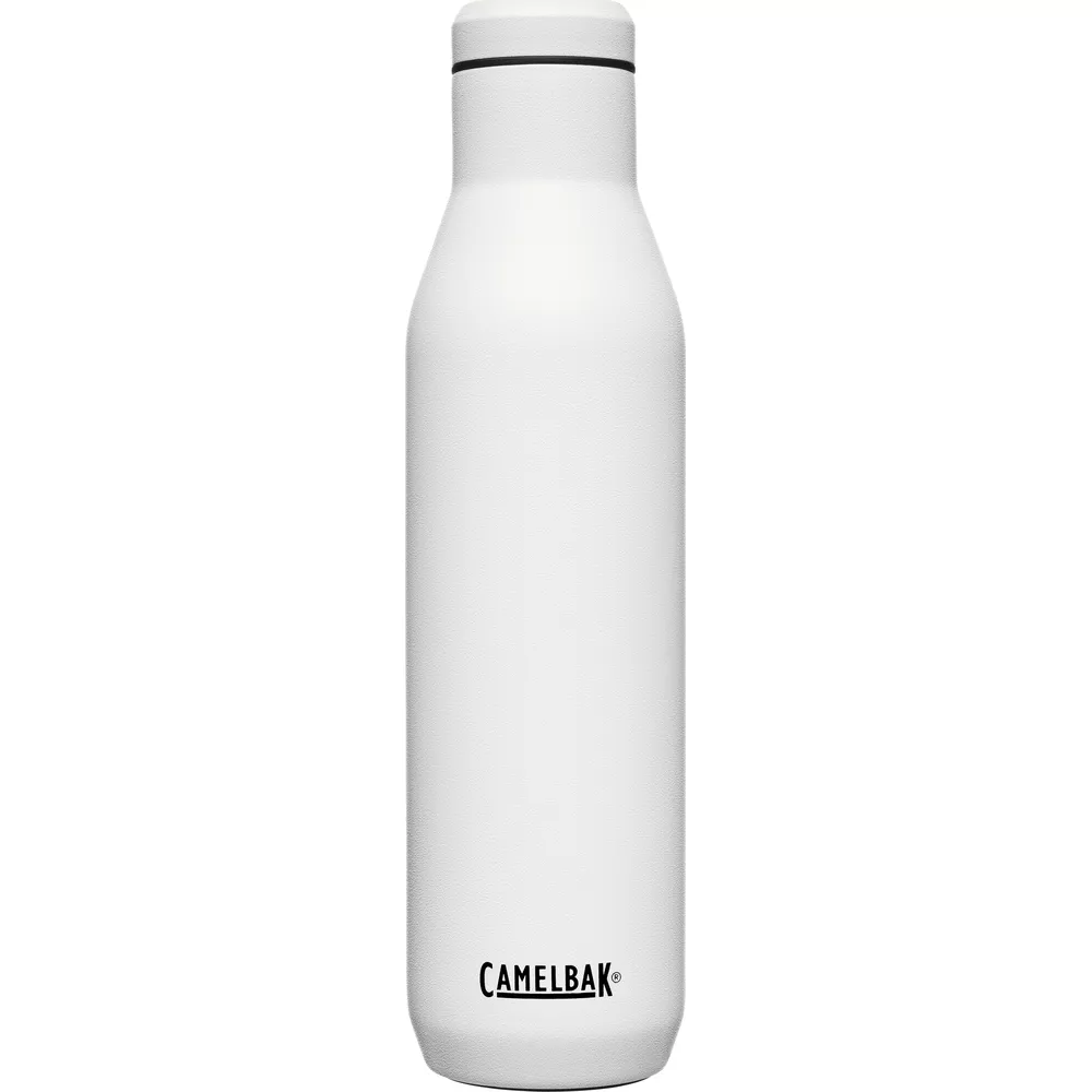Eine weiße Camelbak-Flasche mit schwarzem Deckel steht vor weißem Hintergrund.