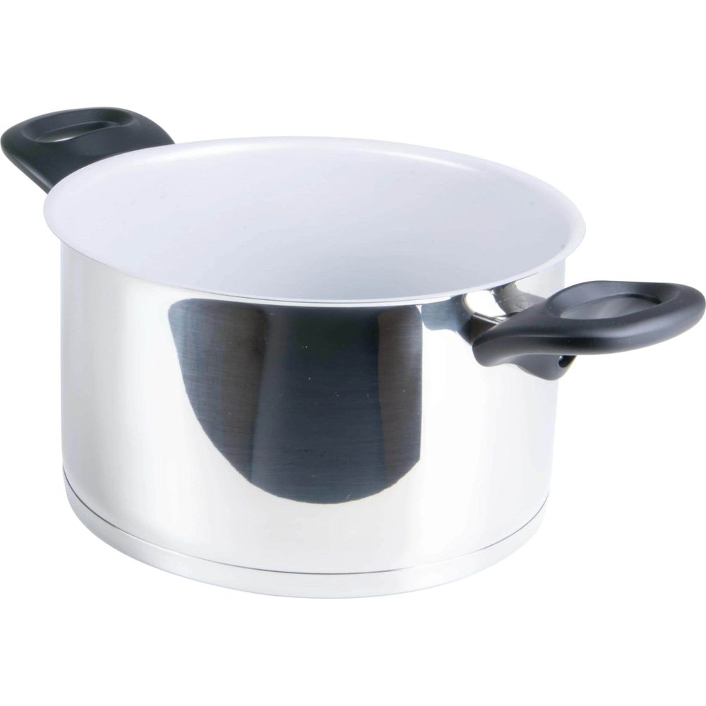 Une casserole en métal brillante avec des poignées noires, sur fond blanc.
