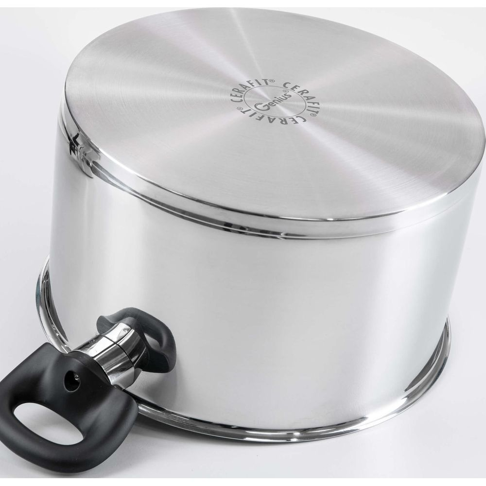 Casserole en acier inoxydable avec manche noir et logo gravé sur le couvercle.