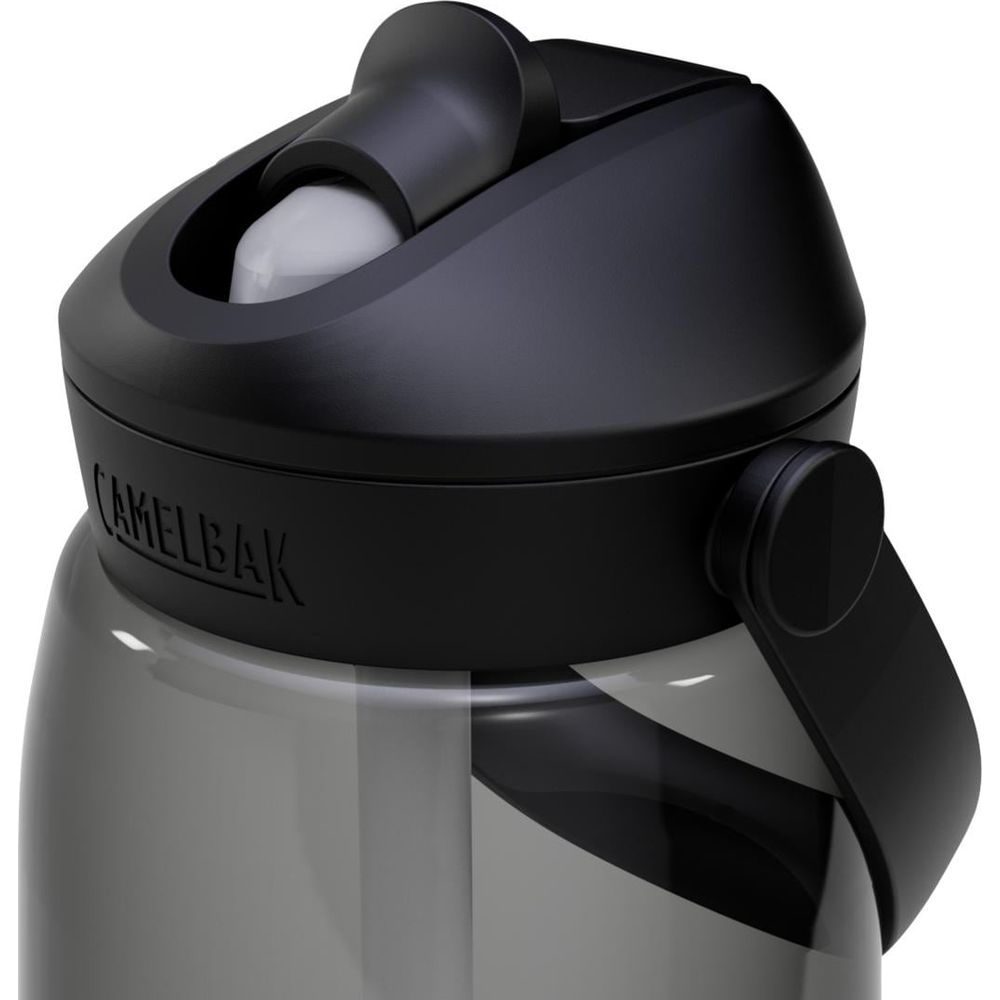 Graue Camelbak-Wasserflasche mit schwarzem Deckel und Strohhalm.