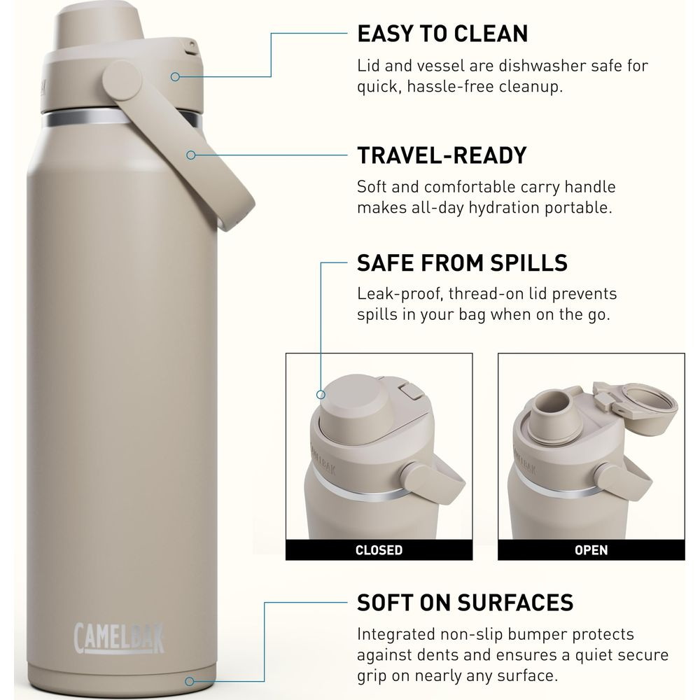 Eine beige CamelBak-Flasche mit Griff, Deckel geschlossen und offen.