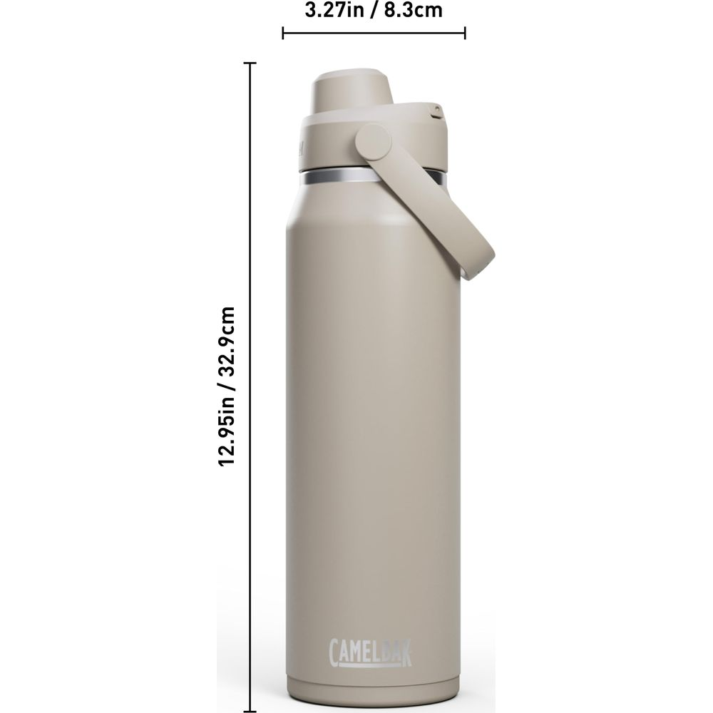 Beigefarbene Camelbak-Flasche mit Griff und Maßen 32,9 cm hoch, 8,3 cm breit.