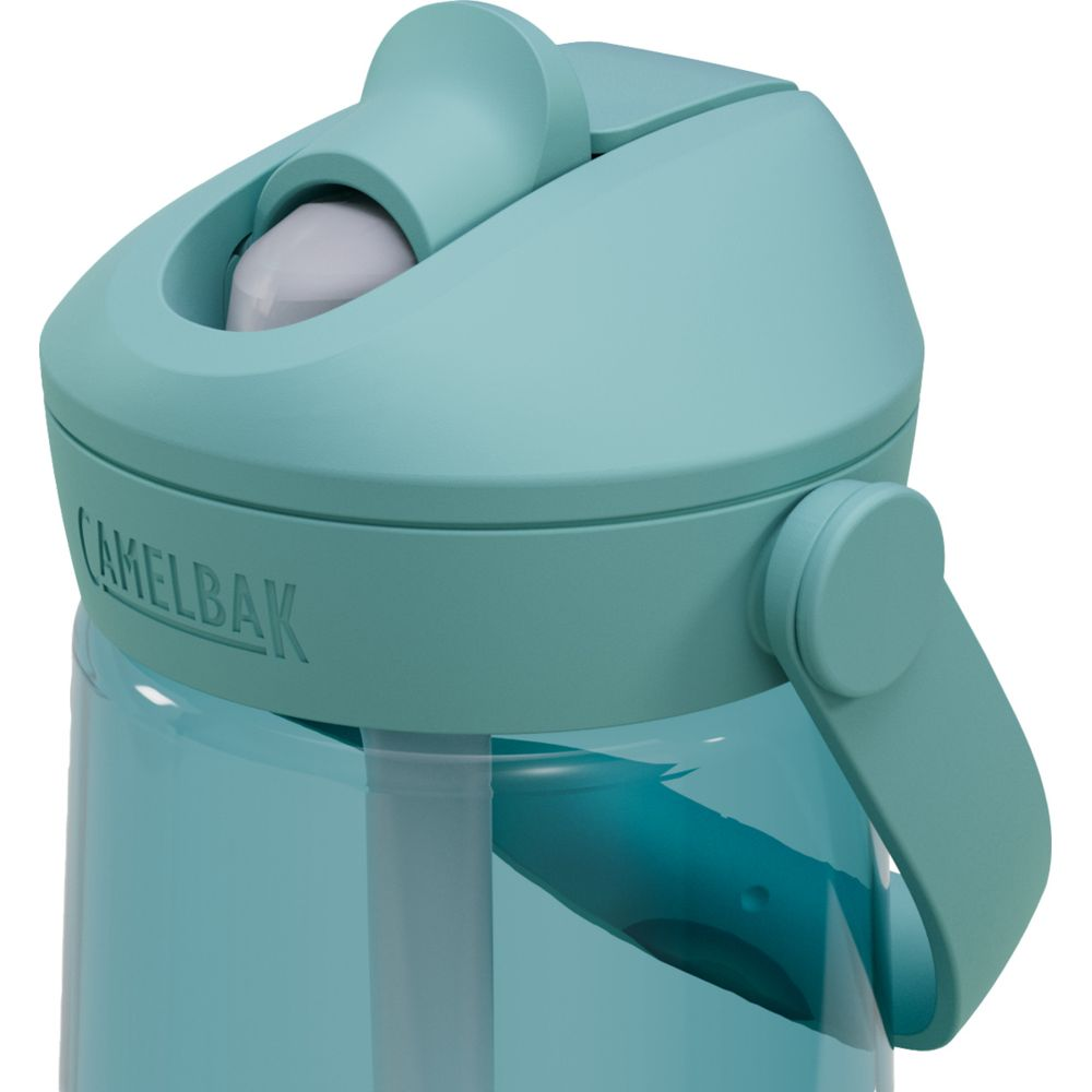 Türkiser Camelbak-Becher mit Strohhalm und Tragegriff.