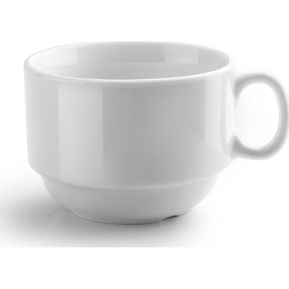Eine weiße Keramiktasse mit Henkel, auf weißem Hintergrund.