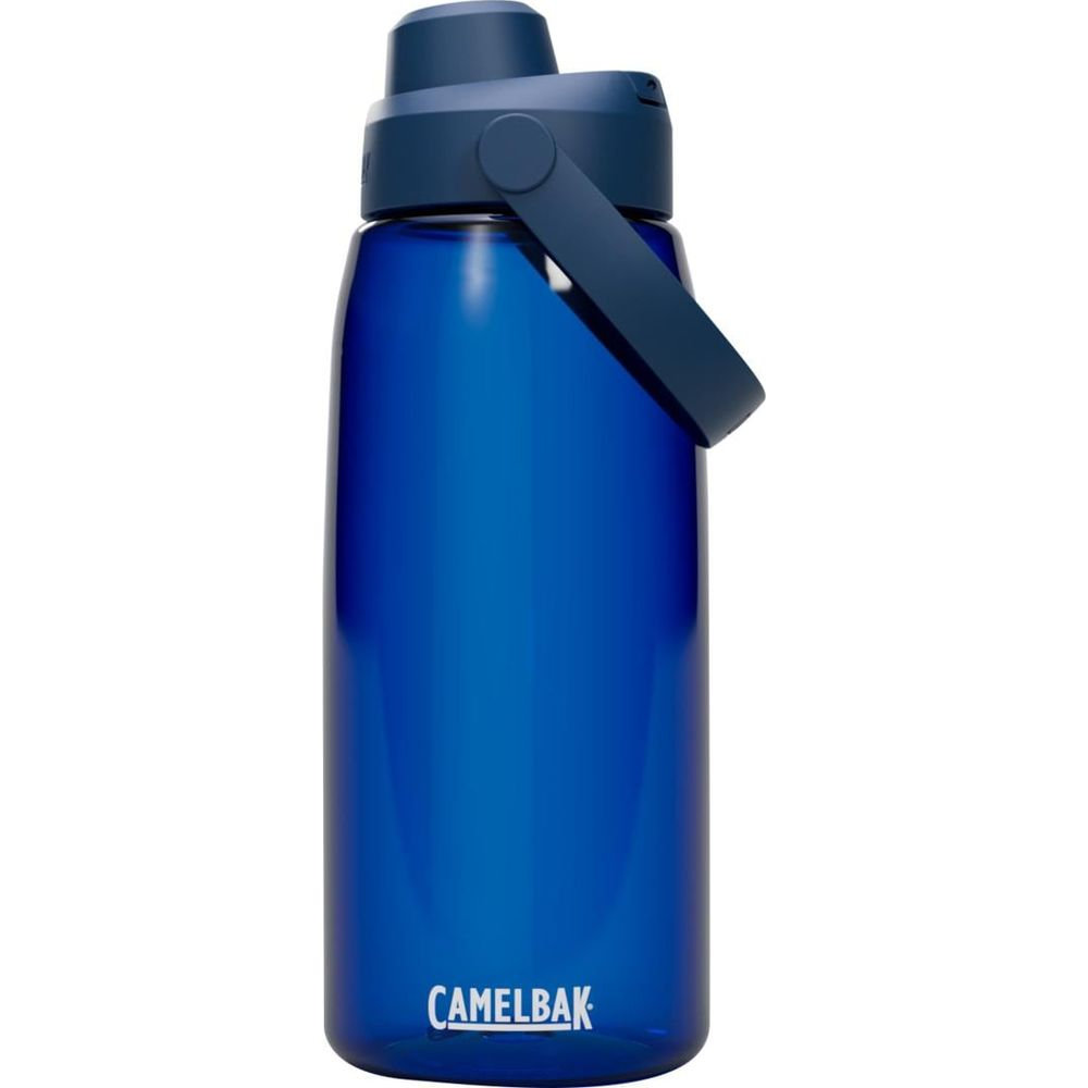 Eine blaue Camelbak-Wasserflasche mit einem dunkelblauen Deckel und Griff.