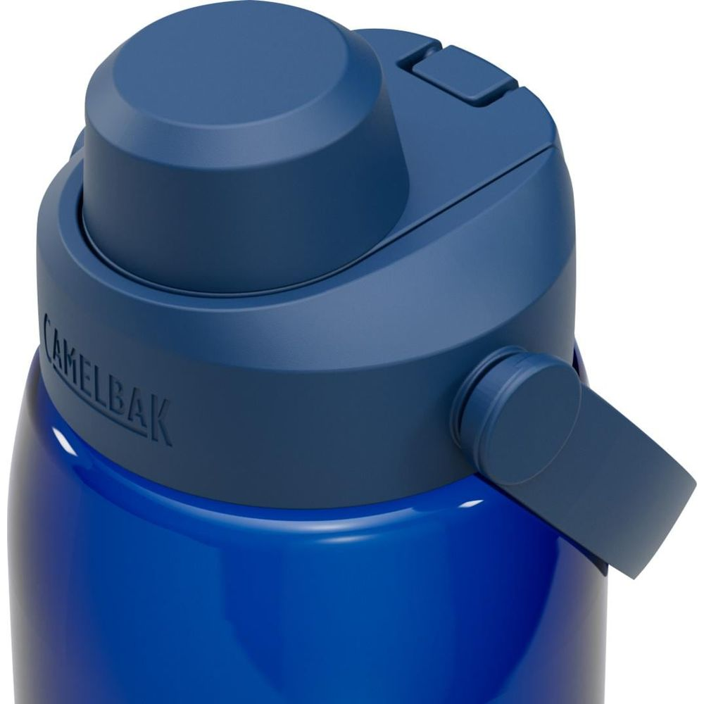 Ein blauer Camelbak-Wasserbehälter mit Deckel und Henkel.