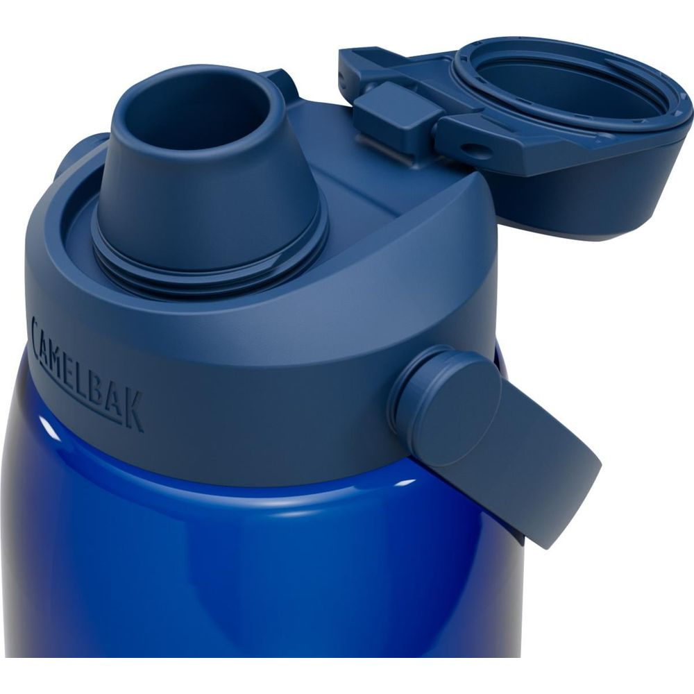 Blaue Camelbak-Flasche mit geöffnetem Deckel und Trinkaufsatz.